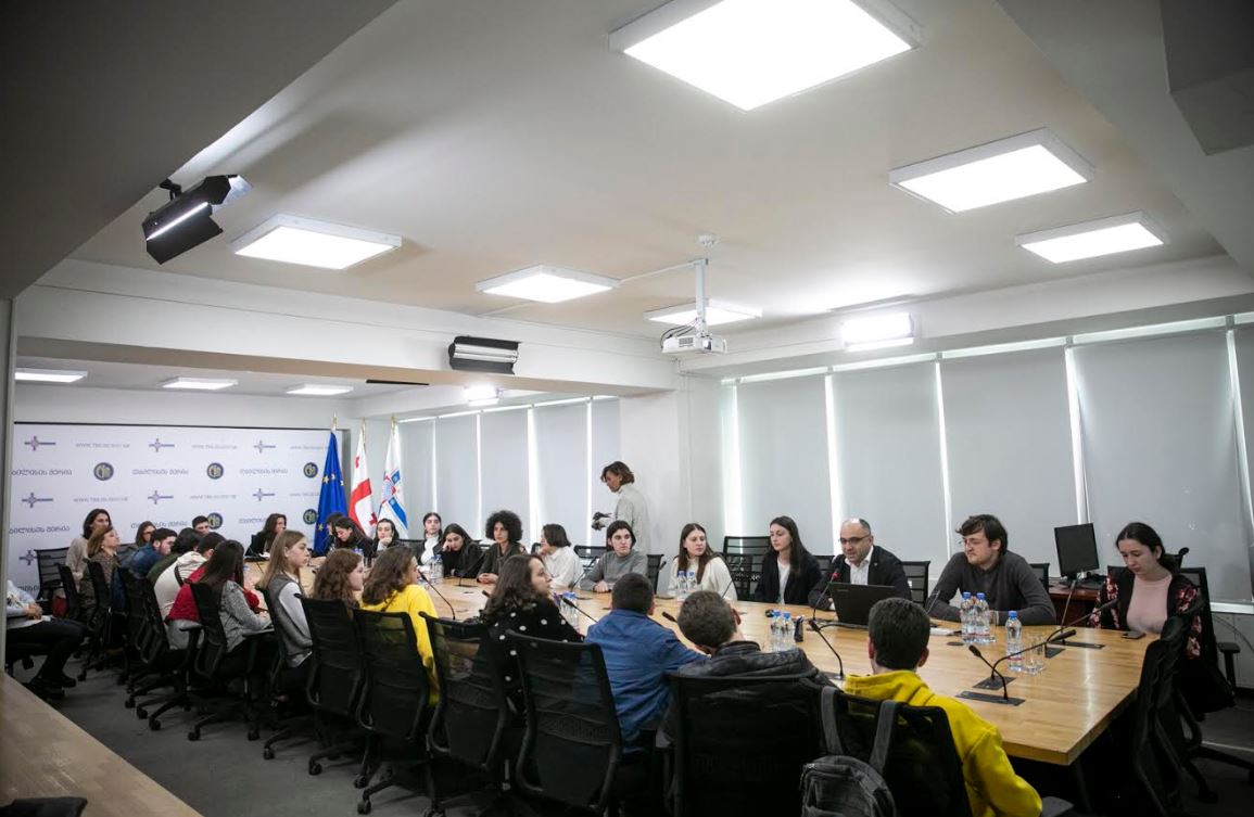 თბილისის მერიაში სკოლის მოსწავლეებს დედაქალაქის ტრანსპორტის პრიორიტეტები გააცნეს