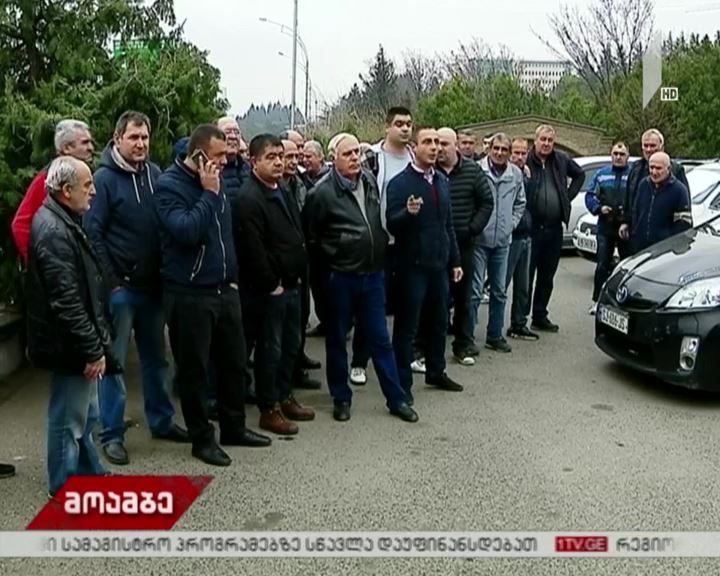 ტაქსის მძღოლების ნაწილი საპროტესტო აქციებს აანონსებს