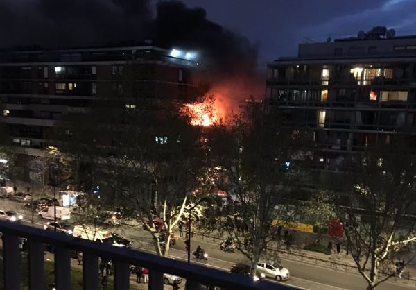 პარიზში, ერთ-ერთ საცხოვრებელ სახლში ძლიერი ხანძარია
