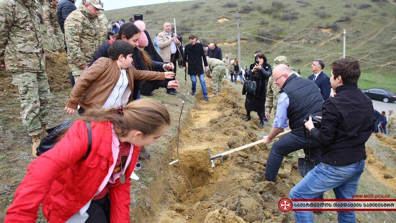აგვისტოს ომში დაღუპული გმირების შვილებმა გორში გამწვანების აქციაში მიიღეს მონაწილეობა