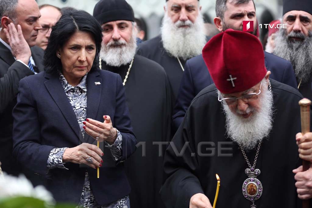 ილია მეორემ და სალომე ზურაბიშვილმა 9 აპრილს დაღუპულთა ხსოვნას პატივი მიაგეს [ფოტო]