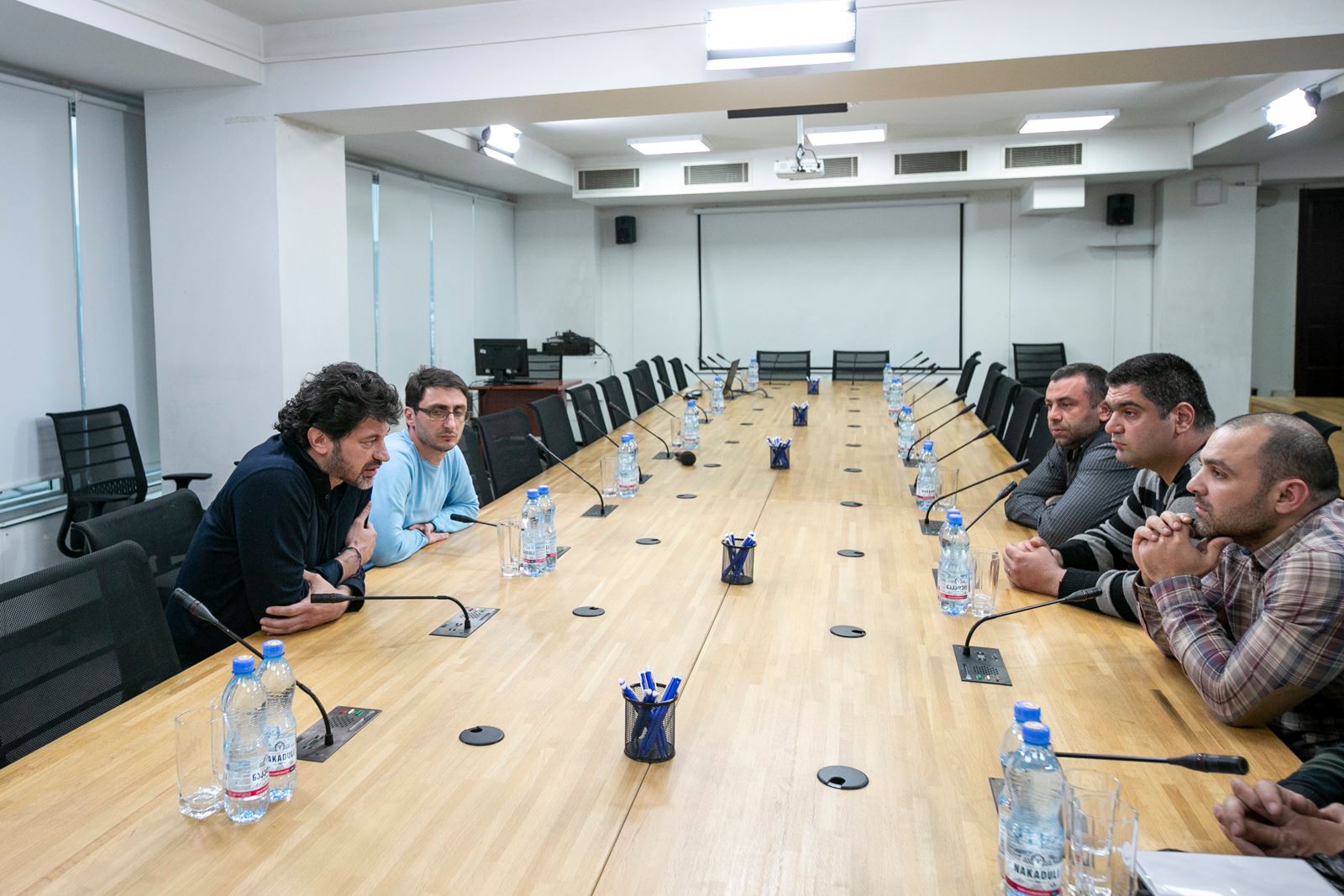 კახა კალაძემ ტაქსის მძღოლების საინიციატივო ჯგუფის წევრებთან მერიაში სამუშაო შეხვედრა გამართა