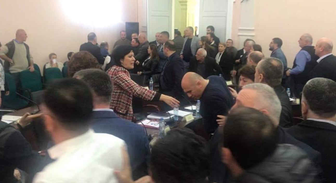 ბათუმის საკრებულოს დეპუტატებს შორის ფიზიკური დაპირისპირება მოხდა [ვიდეო]