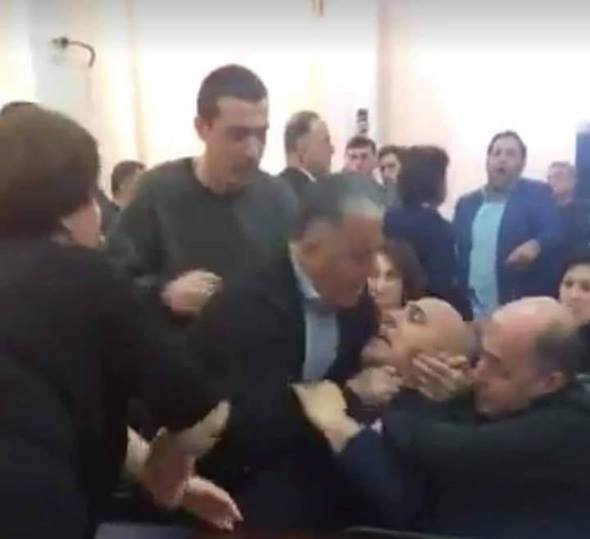 სოციალურ ქსელში ბათუმის საკრებულოში ფიზიკური დაპირისპირების ამსახველი კიდევ ერთი ვიდეო ვრცელდება [ვიდეო]