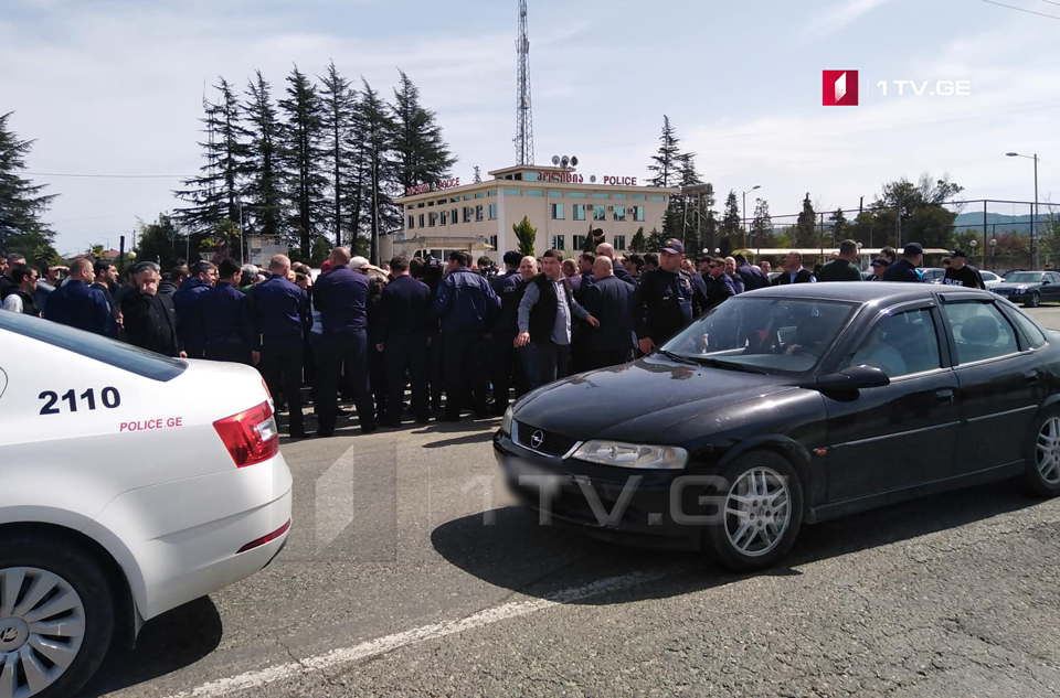 ზუგდიდში აქციაზე, რომელსაც სამხარეო პოლიციასთან დაკავებული ბესიკ დგებუაძის ოჯახის წევრები მართავდნენ, ერთი ადამიანი დააკავეს