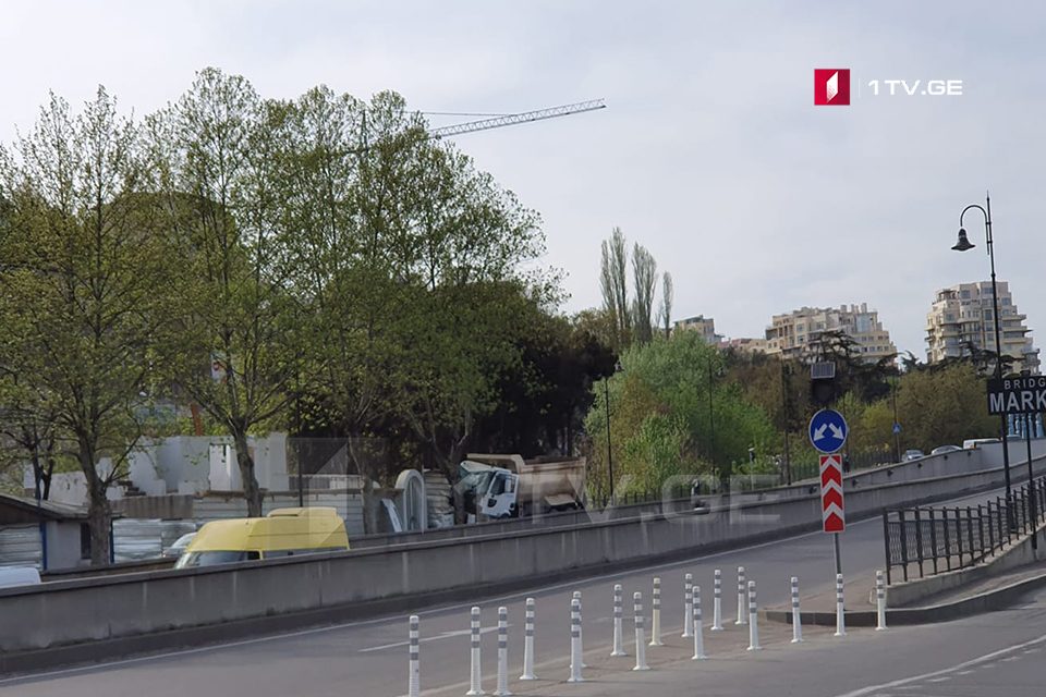 თბილისში, ტაბიძის ხიდთან ავტოსაგზაო შემთხვევის შედეგად ერთი ადამიანი დაიღუპა