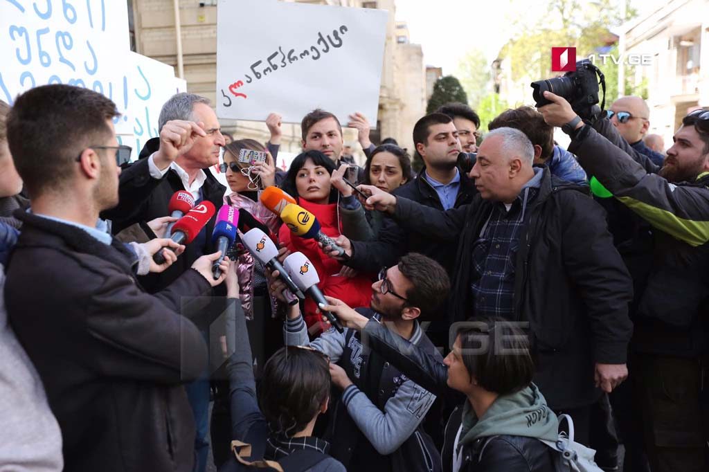უზენაეს სასამართლოსთან მიმდინარე აქციაზე ჟურნალისტი ზაზა დავითაია დააკავეს [ფოტო, ვიდეო]