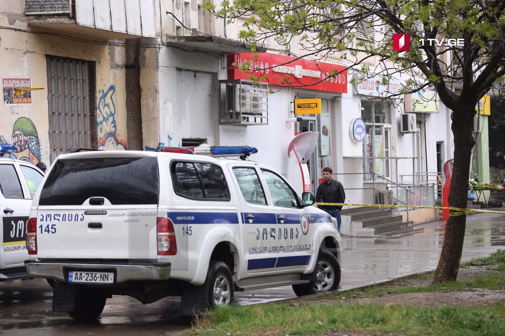 თვითმხილველების ინფორმაციით, „ლიბერთი ბანკის“ ერთ-ერთ ფილიალს სამი ნიღბიანი დაესხა თავს