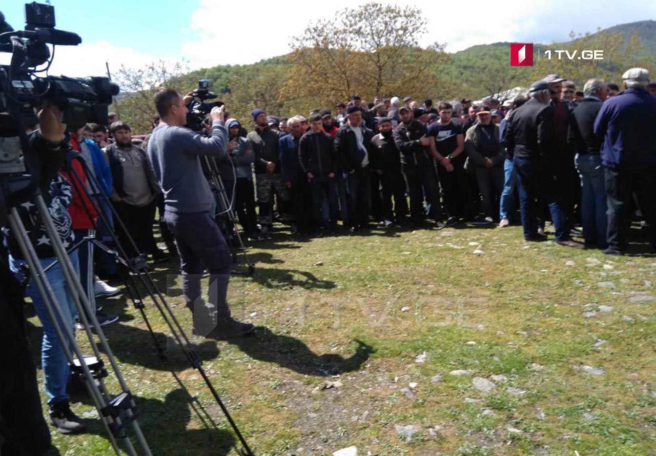 პანკისის ხეობის მცხოვრებლები სოფელ ჯოყოლოში სამომავლო გეგმებზე მსჯელობენ