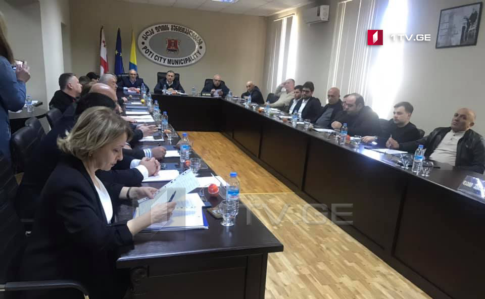ფოთში საკრებულოს სხდომა ხმაურისა და სიტყვიერი დაპირისპირების ფონზე მიმდინარეობდა [ვიდეო]