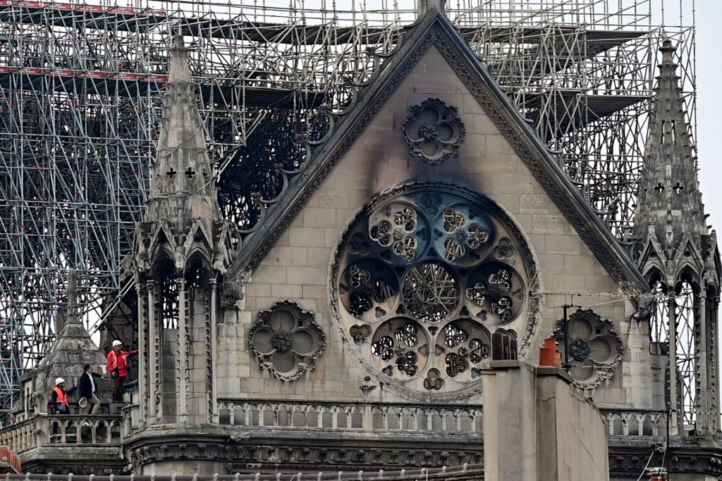 ფრანგმა კრიმინალისტებმა და გამომძიებლებმა პარიზის ღვთისმშობლის ტაძრის დათვალიერება დაიწყეს