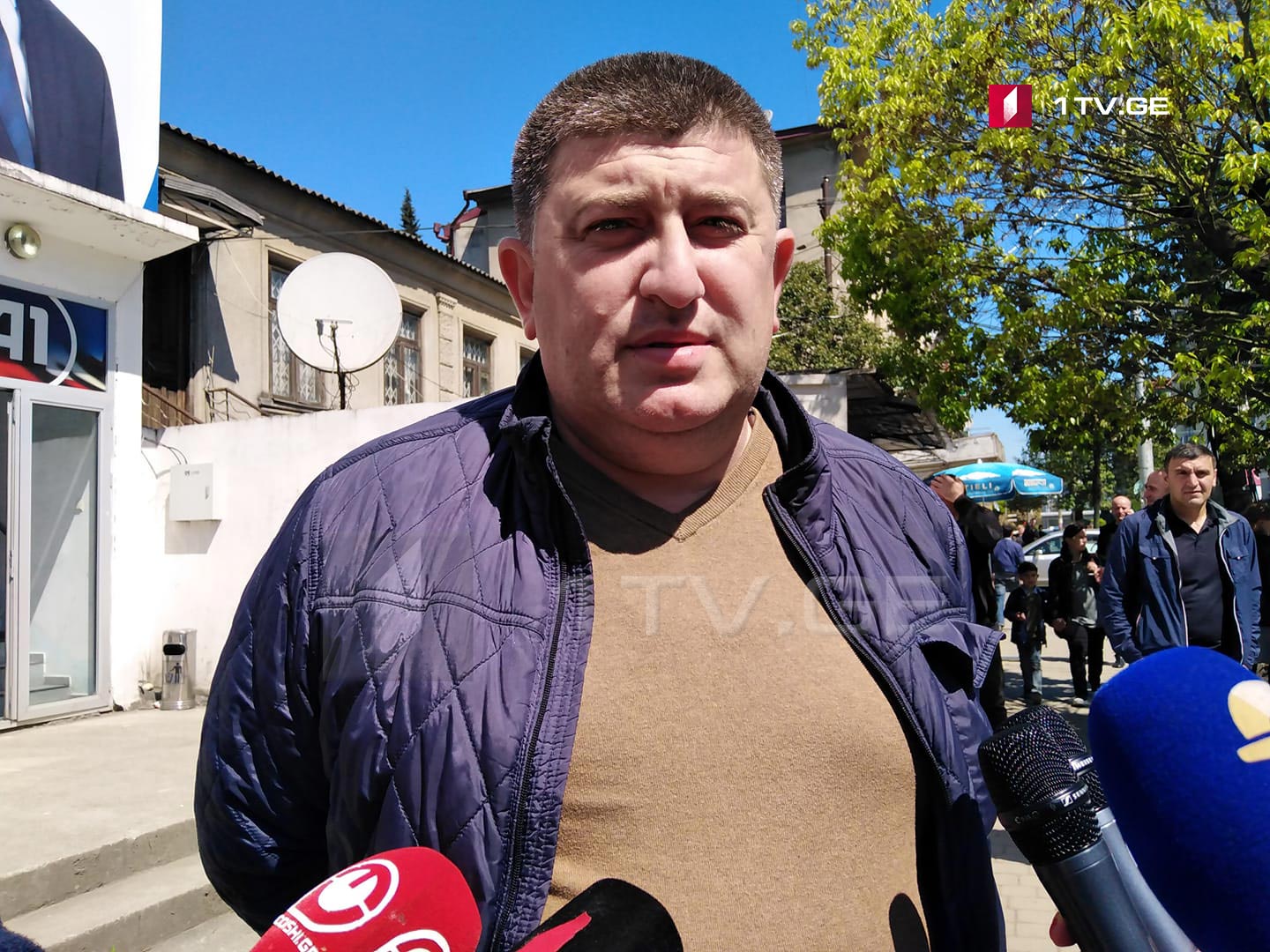 „ქართული ოცნების“ შტაბში აცხადებენ, რომ სხვა რეგიონებში მცხოვრებთა ზუგდიდში დროებით რეგისტრაციას „ნაციონალური მოძრაობის“ წარმომადგენლები ახორციელებენ