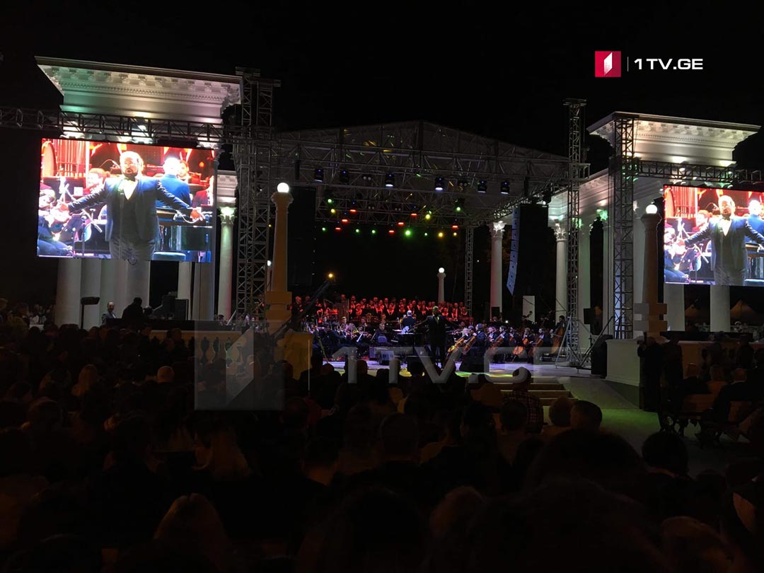 „ბათუმობა 2019“-ის ფარგლებში ბათუმის ბულვარში გალაკონცერტი მიმდინარეობს