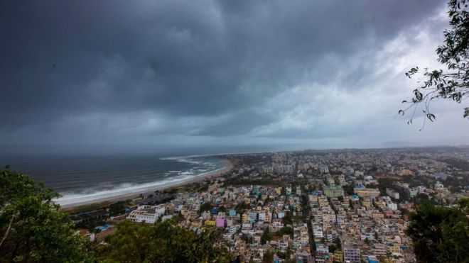 ინდოეთის ჩრდილო-აღმოსავლეთ სანაპიროზე მოსალოდნელი ციკლონის გამო ათასობით ადამიანის ევაკუაცია მიმდინარეობს