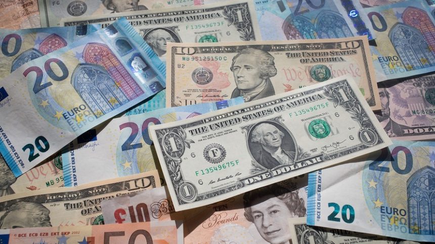 Официальные курсы иностранной валюты на 5 сентября: доллар США -  2.9660 лари, евро - 3.2668, фунт - 3.6153