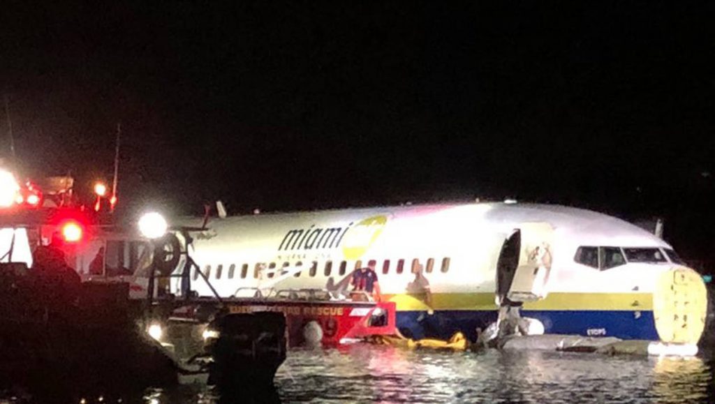 აშშ-ში, ჯექსონვილთან თვითმფრინავი „ბოინგ 737“ დასაფრენი ზოლიდან გადავიდა და მდინარეში ჩავარდა