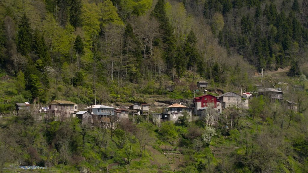 რეალური სივრცე – ჰესების მშენებლობა და სასწორის ორი მხარე
