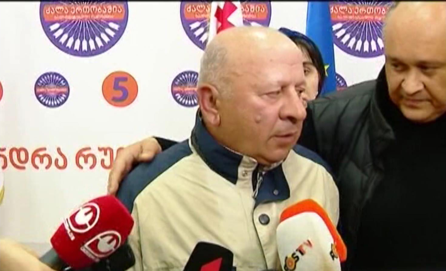 ედემ თოდუა, რომელმაც ცოტა ხნის წინ „ნაციონალური მოძრაობის“ დატოვებაზე გააკეთა განცხადება, ოპოზიციის წარმომადგენლებმა მედიას გაარიდეს [ვიდეო]