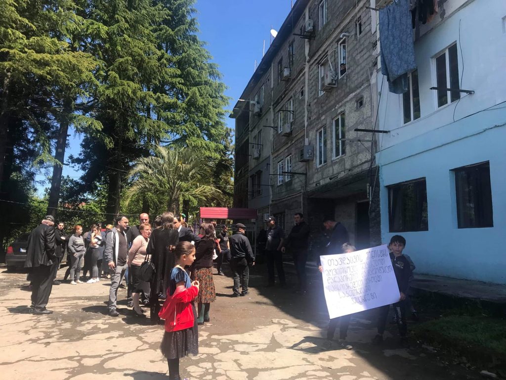 მახინჯაურში ყოფილი და მოქმედი სამხედრო პირები საცხოვრებლის დაკანონებას ითხოვენ