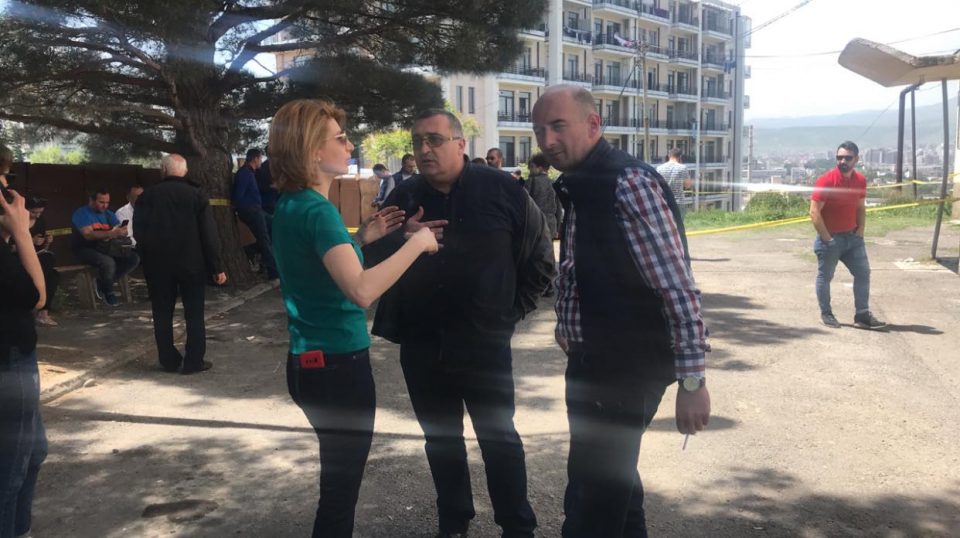 მუნიციპალური ინსპექციის წარმომადგენლის ინფორმაციით, გურამიშვილის N46-ის მიმდებარე ტერიტორიაზე მიწის გამაგრებითი სამუშაოები სამშენებელო კომპანიას დღეს უნდა დაეწყო