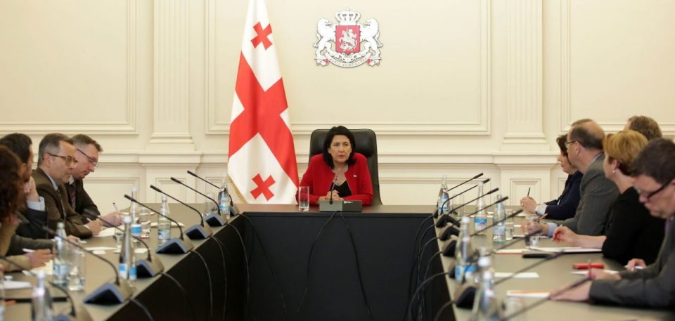სალომე ზურაბიშვილმა ელჩებთან ინფორმაციის სანდოობის საკითხებზე იმსჯელა