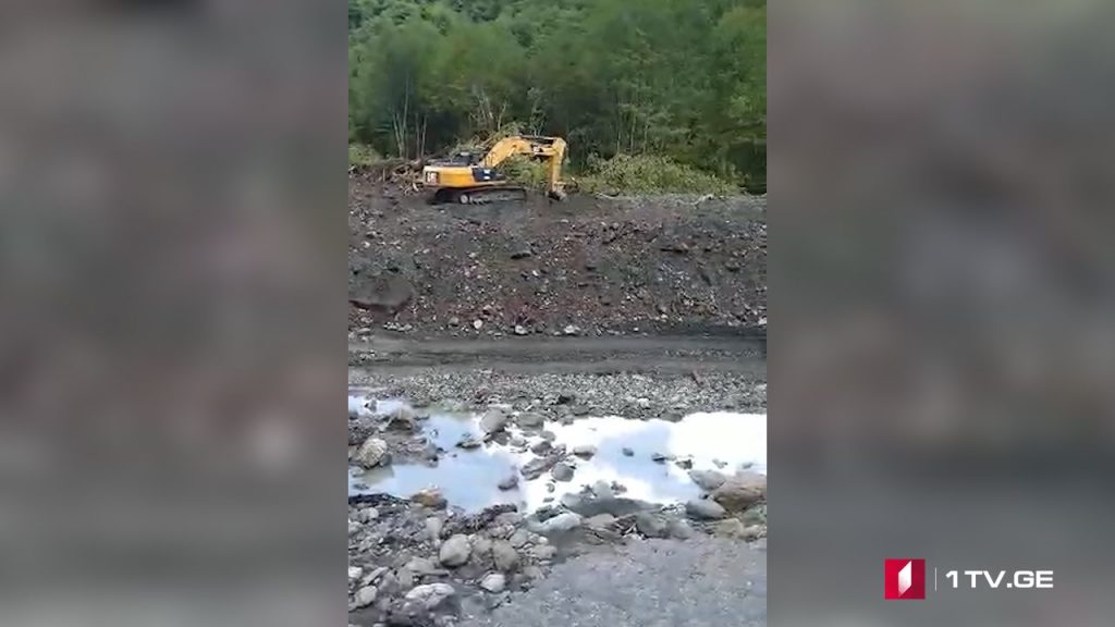სოფელ ლეჩურთან, სადაც მდინარე სტორმა თუშეთთან დამაკავშირებელი გზა წაიღო, სპეციალური ტექნიკა მუშაობს [ვიდეო]