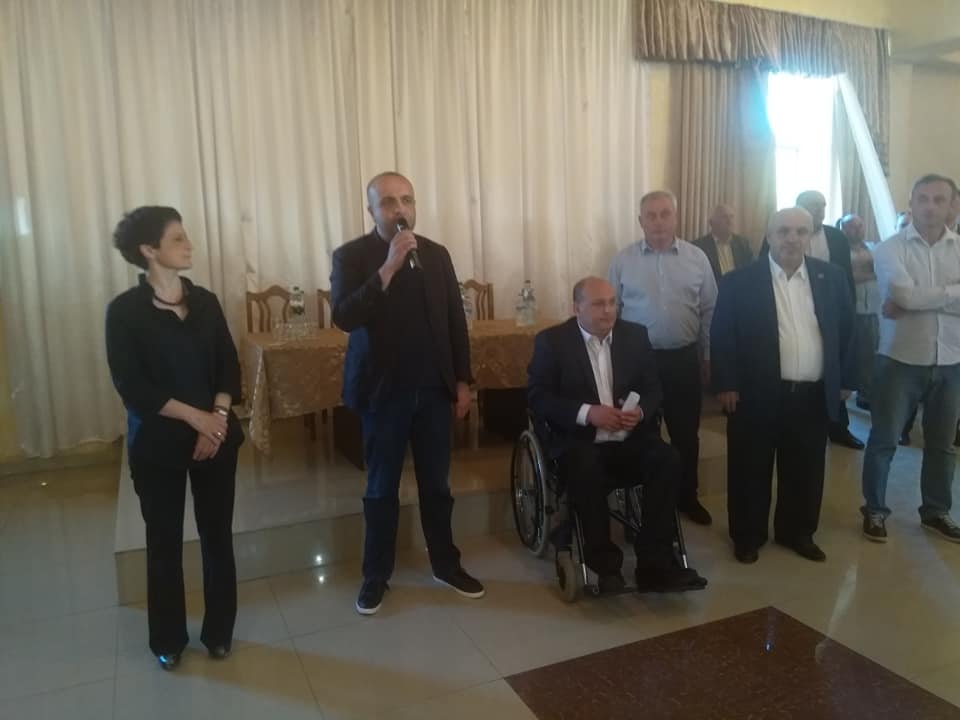 ზესტაფონში „ქართული ოცნების“ მერობის კანდიდატი გიორგი გოგლიჩიძე სოფელ მეორე სვირის მოსახლეობას შეხვდა
