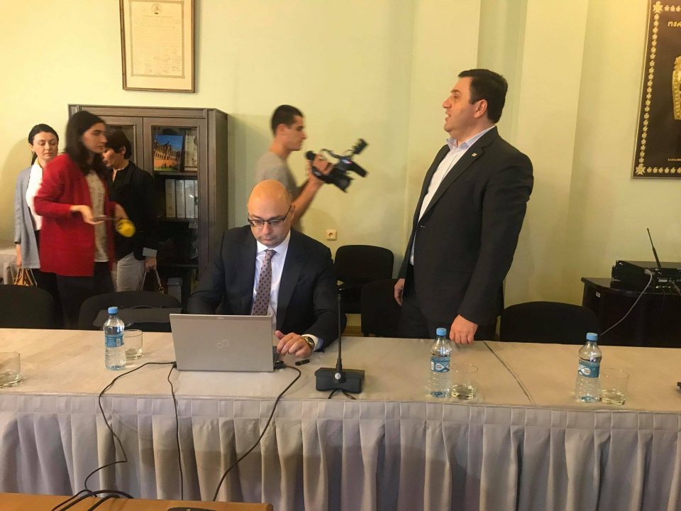 პარლამენტის დეპუტატთა ნაწილი გიორგი ქობულიას ხვდება 
