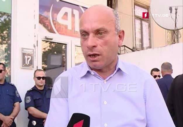 თენგიზ ჯგუშია აცხადებს, რომ „ქართული ოცნების“ ზუგდიდის შტაბთან აქციაზე გაურკვეველი ნივთი ესროლეს