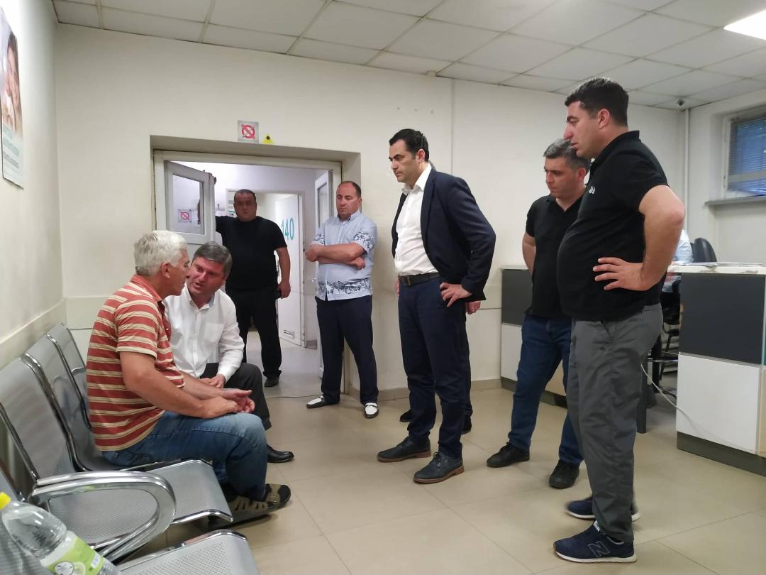 ზუგდიდის მერობის კანდიდატმა გიორგი შენგელიამ ავტოსაგზაო შემთხვევის შედეგად დაშავებულები მოინახულა