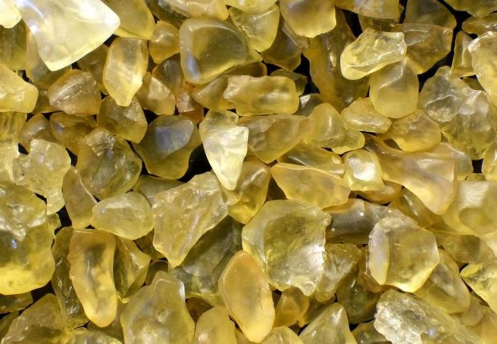 ეგვიპტის უდაბნოს უცნაური, ყვითელი მინის ქვების წარმოშობის საიდუმლო ამოხსნილია