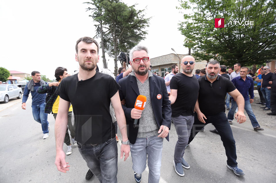 კ​ახათში მცხოვრები ერთ-ერთი ქალბატონი ნიკა გვარამიას ფიზიკურ შეურაცხყოფაში ადანაშაულებს