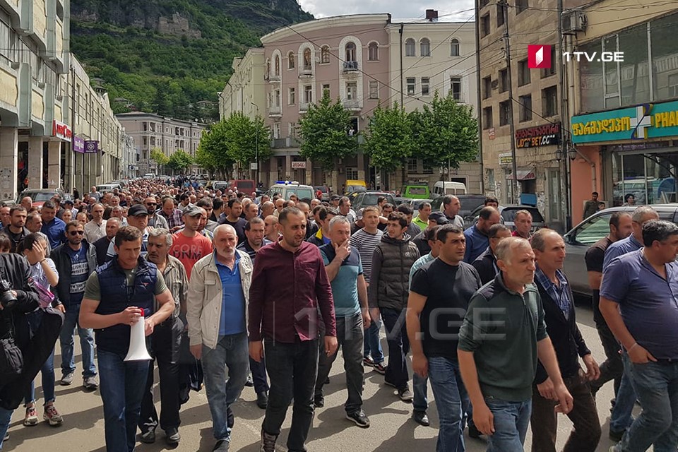 გაფიცული მაღაროელები და მათი მხარდამჭერები ჭიათურაში მსვლელობას მართავენ [ვიდეო]
