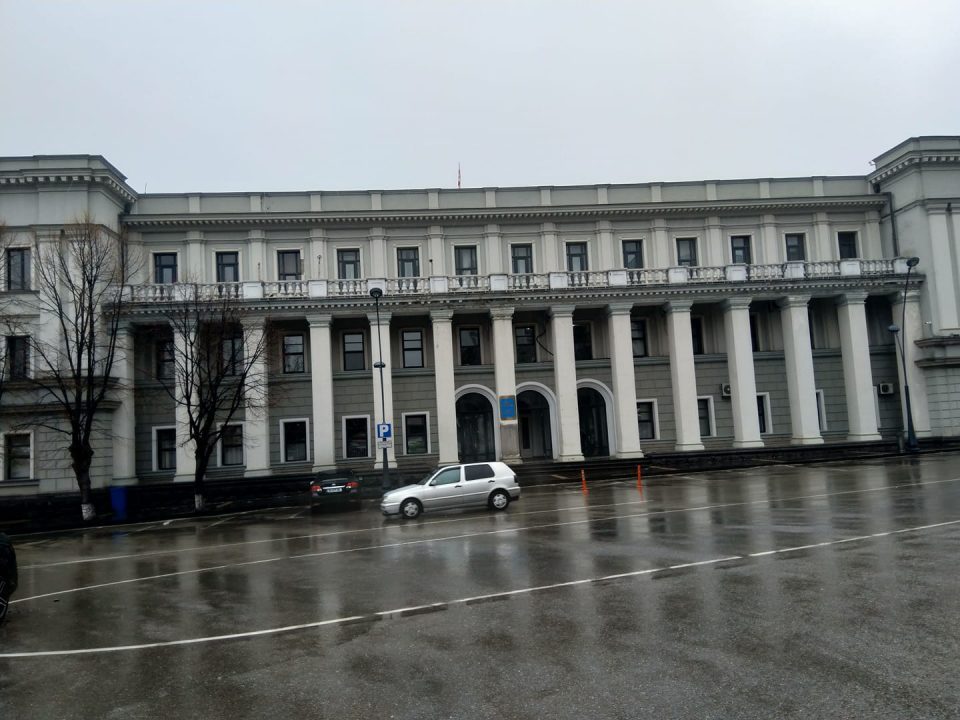 თელავის მერის მოადგილე გიგა თუშიშვილი და მერიის სამი სამსახურის უფროსი თანამდებობიდან გათავისუფლდნენ