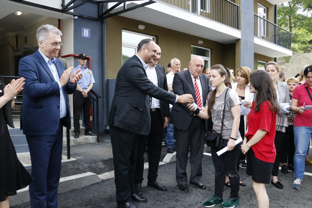 ჯანდაცვის სამინისტრომ მცხეთაში 120 დევნილ ოჯახს ბინები გადასცა