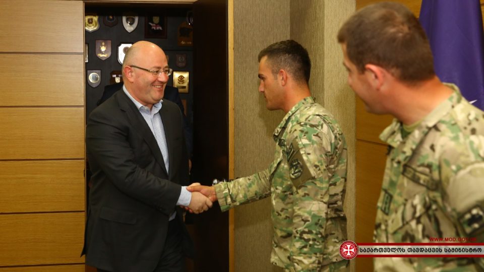 რუსთავში ბავშვების გადარჩენისთვის ლევან იზორიამ სამხედროები დააჯილდოვა