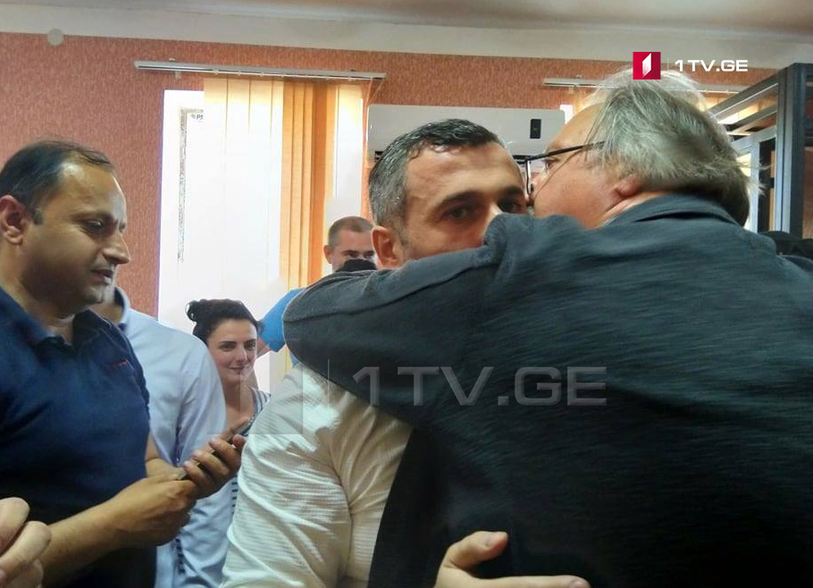 დავით კირკიტაძე სასამართლოს დარბაზიდან გათავისუფლდა [ვიდეო]