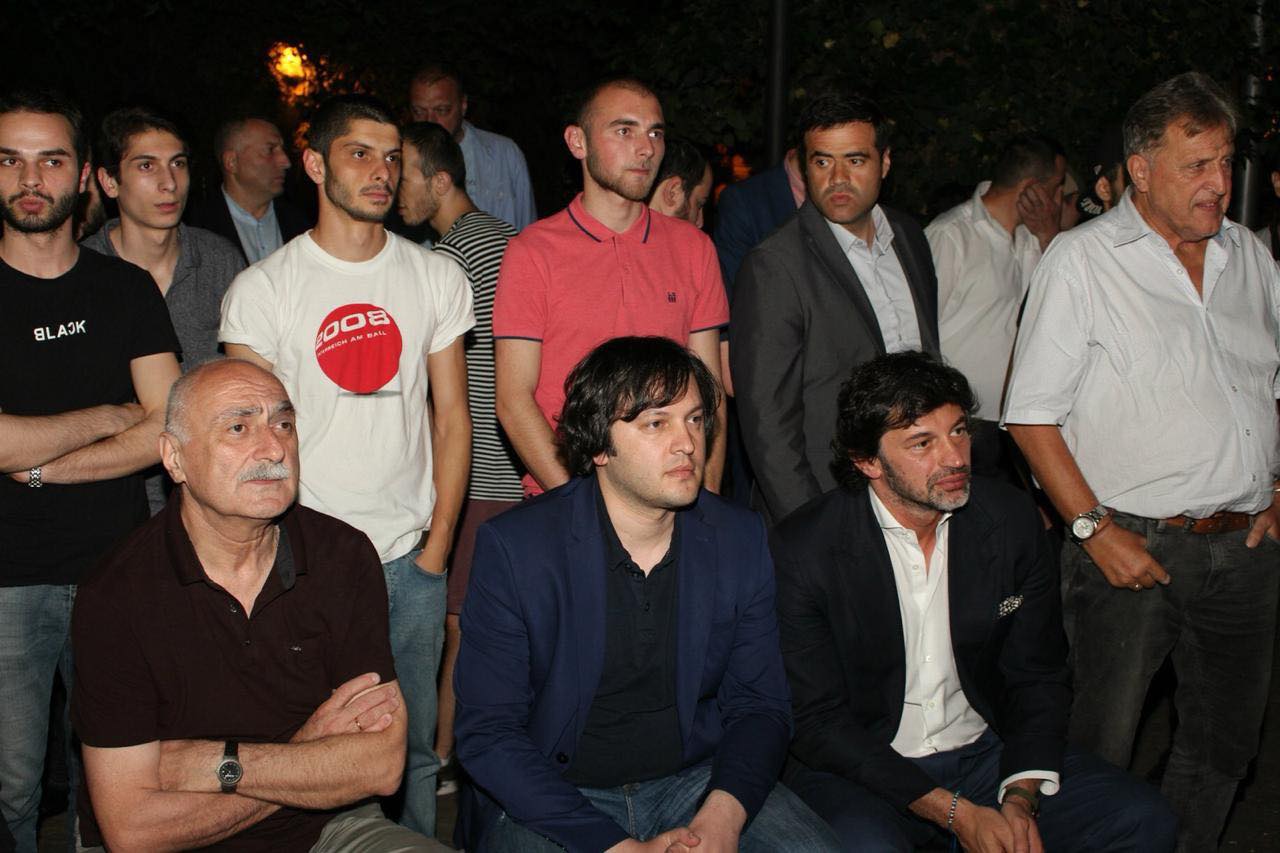 ლადო კახაძე „ქართული ოცნების“ ლიდერებთან ერთად ჩემპიონთა ლიგის ფინალური მატჩის რეპორტაჟს დაესწრო