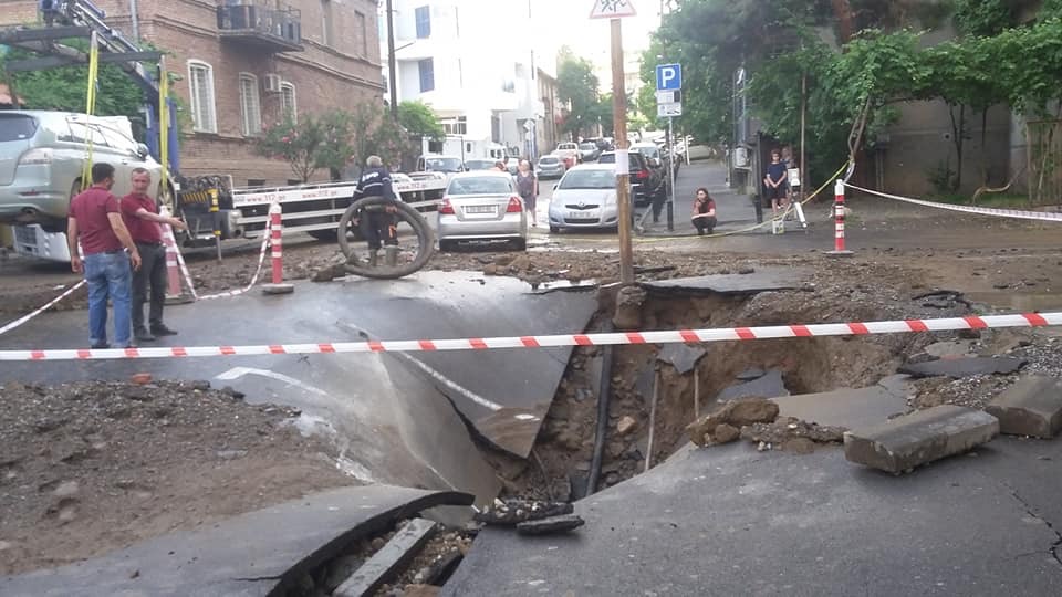 თბილისში, ჟვანიას მოედანზე ცენტრალური მილი გასკდა, დაიტბორა სარდაფები, დაზიანდა ავტომანქანები [ვიდეო]