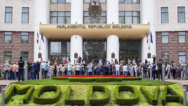 მოლდოვის პარლამენტმა პაველ ფილიპის მთავრობა „უზურპატორად“ გამოაცხადა და სამართალდამცველებს დამოურჩილებლობისკენ მოუწოდა