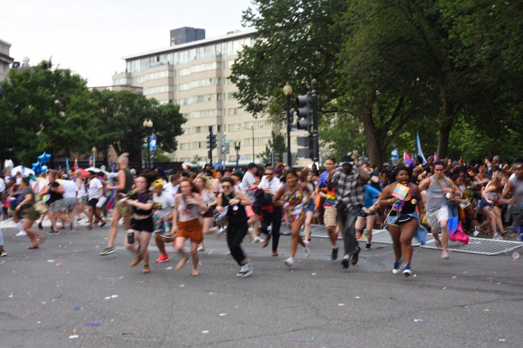 Vaşinqtonda, LGBT icmasına dəstək aksiyasına atəş açdılar, bir neçə nəfər xəsarət aldı (video)