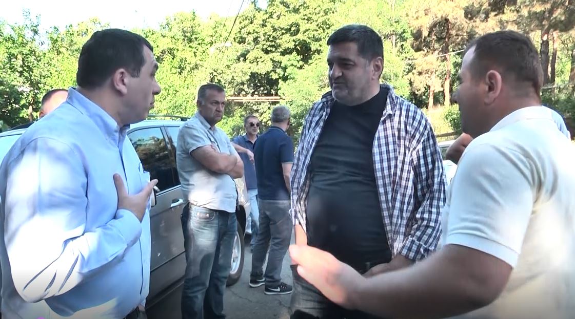 „ევროპულ საქართველოში“ აცხადებენ, რომ ოქროყანის საარჩევნო უბანზე ლევან თოფურიძე, იგივე „კალაბოკა“ ამომრჩეველზე ზეწოლას ახდენს [ვიდეო]