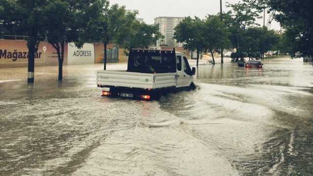 Ankarada daşqınlar nəticəsində üç nəfər həlak oldu