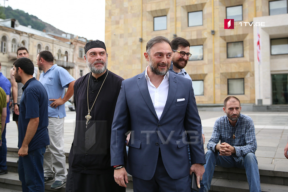 „თბილისი პრაიდის“ აქციამდე, მთავრობის ადმინისტრაციასთან ლევან ვასაძე, გურამ ფალავანდიშვილი და სასულიერო პირები მივიდნენ