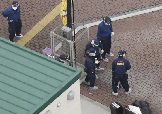 იაპონიის ქალაქ ოსაკაში შეიარაღებული პირი სამართალდამცველს თავს დაესხა