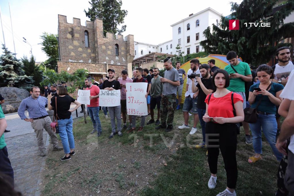 Члены и сторонники "Гирчи" провели акцию протеста возле патриархии