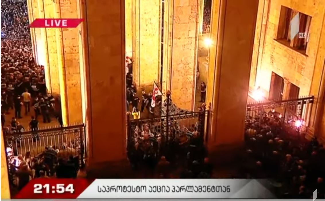 აქციის მონაწილეები პარლამენტის შენობაში შეჭრას ცდილობენ [ვიდეო]