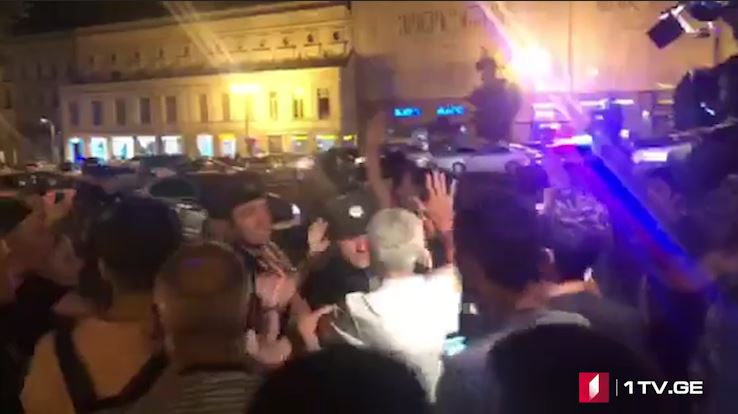 აქციის მონაწილეები თავისუფლების მოედანზე სამართალდამცველებს დაუპირისპირდნენ [ვიდეო]