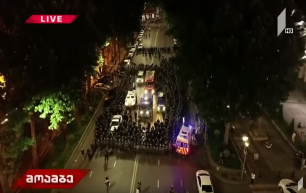 სპეცრაზმი რუსთაველის გამზირზე აქციის მონაწილეების წინააღმდეგ წყლის ჭავლს იყენებს [ვიდეო]