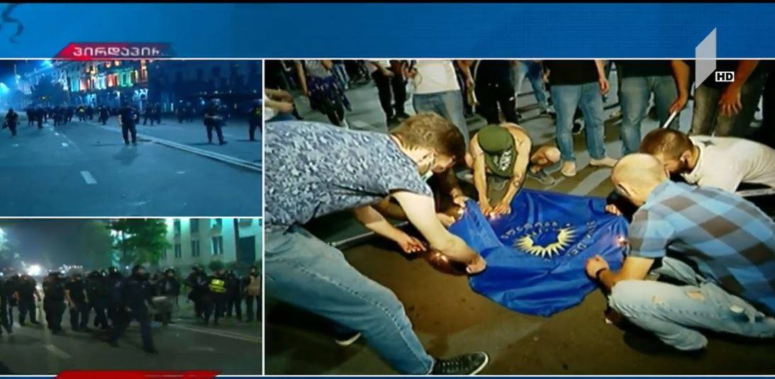 რუსთაველზე აქციის მონაწილეებმა „ქართული ოცნების“ დროშა დაწვეს